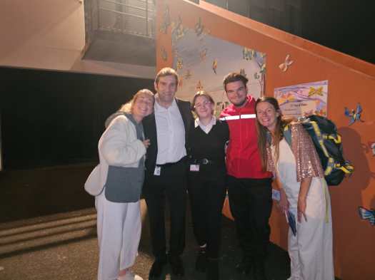 Photo d'un agent SSIAP avec des clients