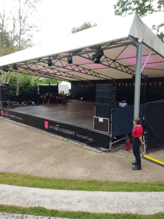 Un agent d'AZ Sécurité garde une scène évènementielle