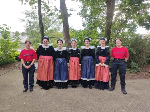 Deux agents SSIAP d'AZ Sécurité avec des bigoudennes lors d'un évènement