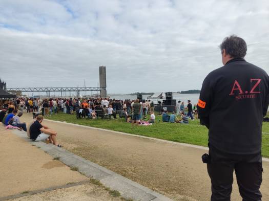 Un agent sécurisant un évènement culturel