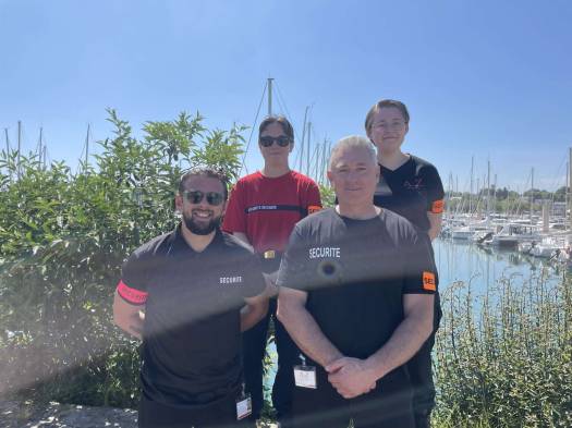 Photo de quatre agents d'AZ Sécurité dans un port