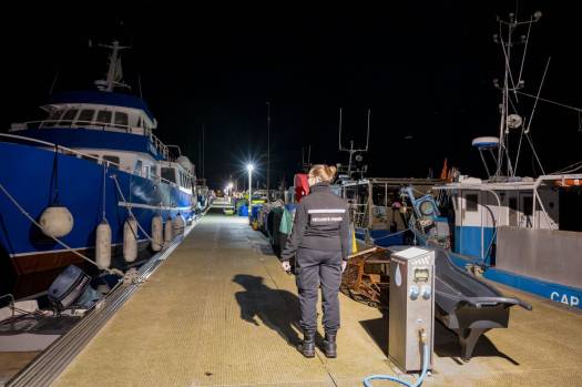 Agent de sécurité qui fais sa ronde dans le port