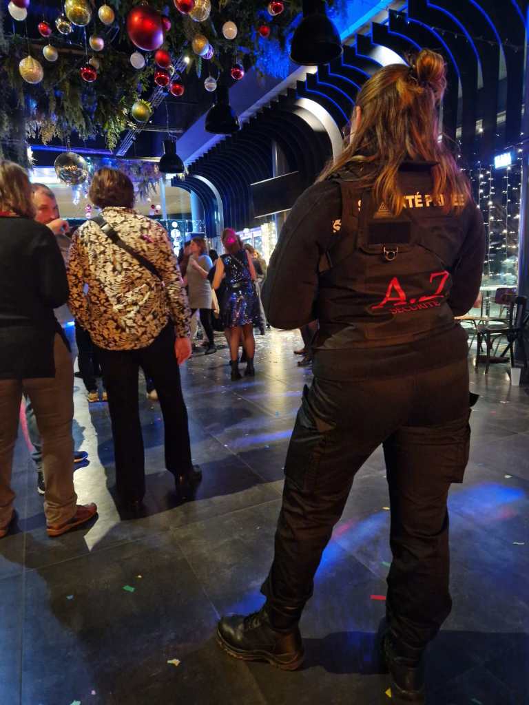 Agent d'AZ sécurité assurant la sécurité des personnes lors d'un évènement